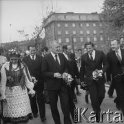 08.10.1983, Kraków, Polska.
Uroczyste otwarcie Nowohuckiego Centrum Kultury. Wicepremier i członek Narodowej Rady Kultury Mieczysław Rakowski przybywa z wizytą do inaugurującej działalność instytucji. 
Fot. Stanisław Gawliński, zbiory Ośrodka KARTA