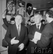 08.10.1983, Kraków, Polska.
Uroczyste otwarcie Nowohuckiego Centrum Kultury. Wicepremier i członek Narodowej Rady Kultury Mieczysław Rakowski witany w inaugurującej działalność instytucji. 
Fot. Stanisław Gawliński, zbiory Ośrodka KARTA