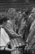 4.05.1986, Kraków, Polska.
Obchody Dnia Hutnika w Hucie im. Lenina. Uroczystość wręczenia odznaczeń zasłużonym pracownikom Kombinatu.
Fot. Stanisław Gawliński, zbiory Ośrodka KARTA