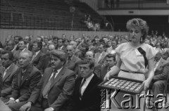 4.05.1986, Kraków, Polska.
Obchody Dnia Hutnika w Hucie im. Lenina. Uroczystość wręczenia odznaczeń zasłużonym pracownikom Kombinatu.
Fot. Stanisław Gawliński, zbiory Ośrodka KARTA