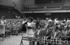 4.05.1986, Kraków, Polska.
Obchody Dnia Hutnika w Hucie im. Lenina. Uroczystość wręczenia odznaczeń zasłużonym pracownikom Kombinatu.
Fot. Stanisław Gawliński, zbiory Ośrodka KARTA