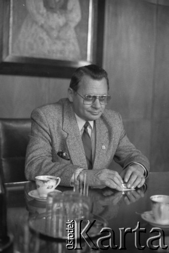 1987, Kraków, Polska.
Edward Pietrzak, w latach 1982-1988 dyrektor Fabryki Samochodów Osobowych (FSO).
Fot. Stanisław Gawliński, zbiory Ośrodka KARTA