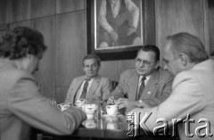 1987, Kraków, Polska.
Edward Pietrzak (2. z prawej), w latach 1982-1988 dyrektor Fabryki Samochodów Osobowych (FSO).
Fot. Stanisław Gawliński, zbiory Ośrodka KARTA