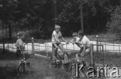 Czerwiec-lipiec 1987, Porąbka, woj. śląskie, Polska.
Kolonie dla dzieci pracowników Huty im. Lenina. Chłopcy na rowerach.
Fot. Stanisław Gawliński, zbiory Ośrodka KARTA