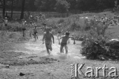 Czerwiec-lipiec 1987, Porąbka, woj. śląskie, Polska.
Kolonie dla dzieci pracowników Huty im. Lenina. Zabawa w potoku Wielka Puszcza.
Fot. Stanisław Gawliński, zbiory Ośrodka KARTA