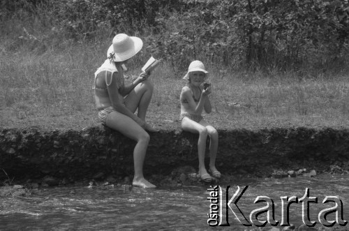 Czerwiec-lipiec 1987, Porąbka, woj. śląskie, Polska.
Kolonie dla dzieci pracowników Huty im. Lenina. Dziewczynki nad potokiem Wielka Puszcza.
Fot. Stanisław Gawliński, zbiory Ośrodka KARTA