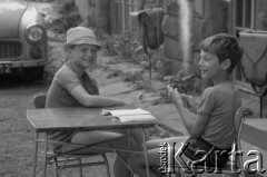 Czerwiec-lipiec 1987, Porąbka, woj. śląskie, Polska.
Kolonie dla dzieci pracowników Huty im. Lenina. Dwaj chłopcy siedzą przy stoliku.
Fot. Stanisław Gawliński, zbiory Ośrodka KARTA