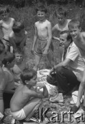 Czerwiec-lipiec 1987, Porąbka, woj. śląskie, Polska.
Kolonie dla dzieci pracowników Huty im. Lenina. Opiekun z grupą chłopców.
Fot. Stanisław Gawliński, zbiory Ośrodka KARTA