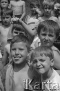Czerwiec-lipiec 1987, Porąbka, woj. śląskie, Polska.
Kolonie dla dzieci pracowników Huty im. Lenina. Grupa chłopców.
Fot. Stanisław Gawliński, zbiory Ośrodka KARTA
