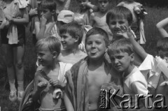 Czerwiec-lipiec 1987, Porąbka, woj. śląskie, Polska.
Kolonie dla dzieci pracowników Huty im. Lenina. Grupa chłopców.
Fot. Stanisław Gawliński, zbiory Ośrodka KARTA