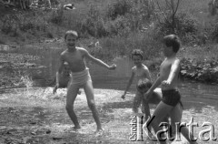Czerwiec-lipiec 1987, Porąbka, woj. śląskie, Polska.
Kolonie dla dzieci pracowników Huty im. Lenina.  Dzieci bawią się w potoku Wielka Puszcza.
Fot. Stanisław Gawliński, zbiory Ośrodka KARTA