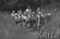 Czerwiec-lipiec 1987, Porąbka, woj. śląskie, Polska.
Kolonie dla dzieci pracowników Huty im. Lenina. Opiekun prowadzi grupę dzieci nad potok Wielka Puszcza.
Fot. Stanisław Gawliński, zbiory Ośrodka KARTA