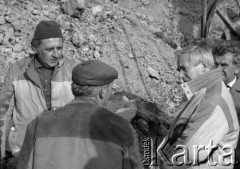 Lata 80., Kraków, Polska.
Otwarcie Zakładów Odzysku i Przerobu surowców wtórnych. Uroczystego przecięcia wstęgi dokonał Alfred Miodowicz (2. z prawej), w latach 1983–1987 przewodniczący Komitetu Wykonawczego Federacji Hutniczych Związków Zawodowych. Polityk rozmawia z robotnikami.
Fot. Stanisław Gawliński, zbiory Ośrodka KARTA