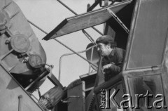 Lata 80., Kraków, Polska.
Otwarcie Zakładów Odzysku i Przerobu surowców wtórnych. Uroczystego przecięcia wstęgi, w obecności robotników, przedstawicieli zakładu oraz Huty im. Lenina, dokonuje Alfred Miodowicz, w latach 1983–1987 przewodniczący Komitetu Wykonawczego Federacji Hutniczych Związków Zawodowych. Na fotografii pracownik zakładów - operator koparki. 
Fot. Stanisław Gawliński, zbiory Ośrodka KARTA