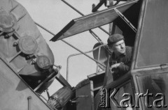 Lata 80., Kraków, Polska.
Otwarcie Zakładów Odzysku i Przerobu surowców wtórnych. Uroczystego przecięcia wstęgi, w obecności robotników, przedstawicieli zakładu oraz Huty im. Lenina, dokonuje Alfred Miodowicz, w latach 1983–1987 przewodniczący Komitetu Wykonawczego Federacji Hutniczych Związków Zawodowych. Na fotografii pracownik zakładów - operator koparki. 
Fot. Stanisław Gawliński, zbiory Ośrodka KARTA