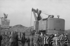 Lata 80., Kraków, Polska.
Otwarcie Zakładów Odzysku i Przerobu surowców wtórnych. Uroczystego przecięcia wstęgi dokonał Alfred Miodowicz, w latach 1983–1987 przewodniczący Komitetu Wykonawczego Federacji Hutniczych Związków Zawodowych. Zebrani robotnicy i przedstawiciele zakładu oraz Huty im. Lenina oczekują na przybycie polityka.
Fot. Stanisław Gawliński, zbiory Ośrodka KARTA