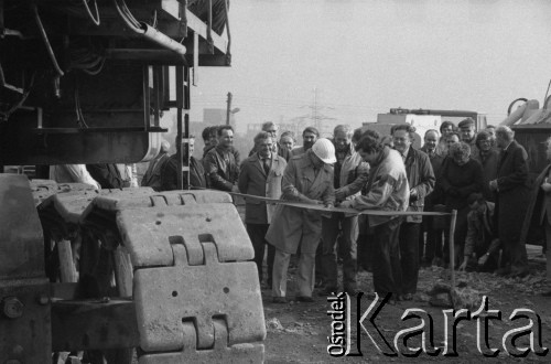 Lata 80., Kraków, Polska.
Otwarcie Zakładów Odzysku i Przerobu surowców wtórnych. Uroczystego przecięcia wstęgi, w obecności robotników, przedstawicieli zakładu oraz Huty im. Lenina, dokonuje Alfred Miodowicz, w latach 1983–1987 przewodniczący Komitetu Wykonawczego Federacji Hutniczych Związków Zawodowych. 
Fot. Stanisław Gawliński, zbiory Ośrodka KARTA