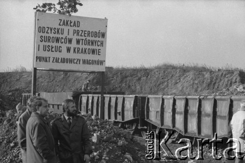 Lata 80., Kraków, Polska.
Otwarcie Zakładów Odzysku i Przerobu surowców wtórnych. Uroczystego przecięcia wstęgi, w obecności robotników, przedstawicieli zakładu oraz Huty im. Lenina, dokonuje Alfred Miodowicz, w latach 1983–1987 przewodniczący Komitetu Wykonawczego Federacji Hutniczych Związków Zawodowych. Na fotografii przedstawiciele zakładu i Huty im. Lenina przy punkcie załadowczym wagonów.
Fot. Stanisław Gawliński, zbiory Ośrodka KARTA