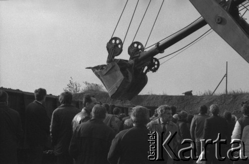 Lata 80., Kraków, Polska.
Otwarcie Zakładów Odzysku i Przerobu surowców wtórnych. Uroczystego przecięcia wstęgi dokonał Alfred Miodowicz (2. z prawej), w latach 1983–1987 przewodniczący Komitetu Wykonawczego Federacji Hutniczych Związków Zawodowych. Polityk rozmawia z robotnikami.
Fot. Stanisław Gawliński, zbiory Ośrodka KARTA