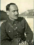 Kwiecień - maj 1940, Wolfsberg, Austria.
Por. Stefan Owczarski na terenie niemieckiego obozu jenieckiego w Wolsbergu (Oflag XVIII B). W tle widoczne są obozowe baraki.
Fot. NN, zbiory Ośrodka KARTA, Pogotowie Archiwalne [PAF_036], udostępnił Jacek Owczarski