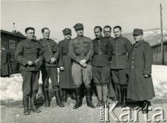 Kwiecień - maj 1940, Wolfsberg, Austria.
Niemiecki obóz jeniecki (Oflag XVIII B). Na zdjęciu widoczni są polscy żołnierze internowani w tym obozie. Pierwszy od lewej stoi ppor. Władysław Kunicki, czwarty — ppor. Stanisław Pietkiewicz, piąty — ppor. Stefan Owczarski, ósmy — por. Eugeniusz Rusinowicz.
Fot. NN, zbiory Ośrodka KARTA, Pogotowie Archiwalne [PAF_036], udostępnił Jacek Owczarski