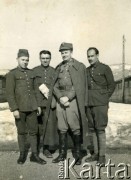 Kwiecień - maj 1940, Wolfsberg, Austria.
Niemiecki obóz jeniecki (Oflag XVIII B). Na zdjęciu widoczni są polscy żołnierze internowani w tym obozie, od lewej stoją: NN, ppor. Władysław Kunicki, ppor. Stanisław Pietkiewicz, por. Stefan Owczarski.
Fot. NN, zbiory Ośrodka KARTA, Pogotowie Archiwalne [PAF_036], udostępnił Jacek Owczarski