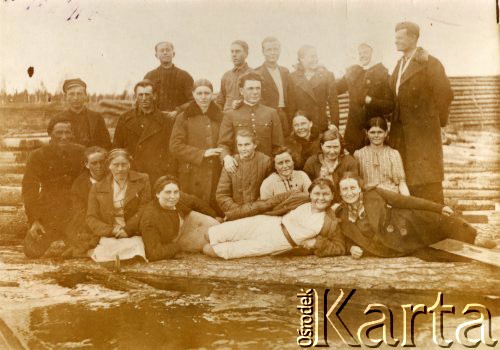 18.05.1941, Baza, obwód Archangielsk, ZSRR.
Polacy deportowani 10 lutego 1940 i pracujący w Bazie nad Wyczegdą przy spławianiu drewna. Na dole od lewej: NN, NN, Bronisława Bar, Janina Grochowska, Janina Ostrowska, Helena Bejger, wyżej w waciaku Helena Basak, NN, Stefania Ostrowska, Helena Adamkiewicz i Janina Wakulik, za nimi w mundurze Stanisław Kalinowski, z tyłu od prawej stoją: Wiktor Szyszkowski, NN, NN, Eugeniusz Piotrowski.
Fot. NN, zbiory Ośrodka KARTA, udostępniła Helena Naliwko.
