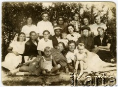 Lato 1945, Dżuwały, rej. Tiulkubas, Południowy Kazachstan, ZSRR.
Zesłańcy - Rosjanie, Ukraińcy, Polka i Kazach, pracownicy umysłowi sowchozu Sad-Win Trest, zatrudnieni w biurze. Stoją od lewej: NN, Fiedorczuk, główny buchalter, NN - kierownik winiarni, Helena Basak, Walentyna Pasternak - córka naczelnego dyrektora. W środku z dzieckiem na kolanach siedzi dyrektor Pasternak, Kazach z prawej prowadził dział kadr; w sukience w grochy leży Luba, koleżanka Heleny Basak.
Fot. NN, zbiory Ośrodka KARTA, udostępniła Helena Naliwko.