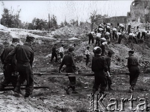 4.05.1948, Warszawa, Polska.
Odbudowa Warszawy - junacy z organizacji 