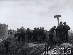 4.05.1948, Warszawa, Polska.
Odbudowa Warszawy - junacy z organizacji 