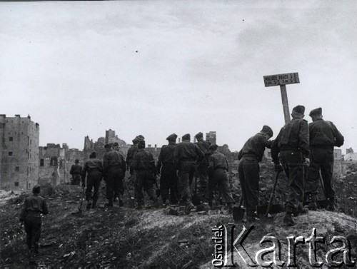 4.05.1948, Warszawa, Polska.
Odbudowa Warszawy - junacy z organizacji 