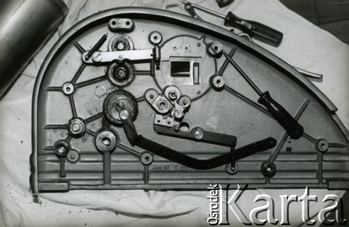 Lata 80-te, Warszawa, Polska.
Montaż powielacza w podziemnej drukarni.
Fot. Witold Wierzejski, zbiory Ośrodka KARTA, przekazał Witold Wierzejski.

