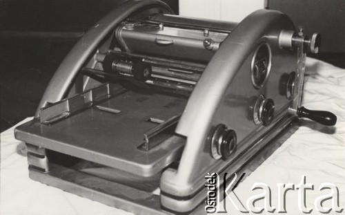 Lata 80-te, Warszawa, Polska.
Powielacz w podziemnej drukarni.
Fot. Witold Wierzejski, zbiory Ośrodka KARTA, przekazał Witold Wierzejski.
