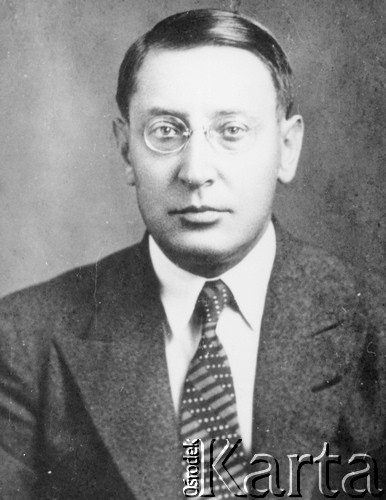 Prawdopodobnie 1937, ZSRR.
 Julian Leszczyński-Leński, działacz KPP ze ścisłego kierownictwa partii, rozstrzelany w czasie Wielkiej Czystki, portret więzienny.
 Fot. zbiory Ośrodka KARTA.
   
