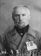 1936-1938, ZSRR.
Zdzisław Szyryński, rozstrzelany w czasie Wielkiej Czystki, portret więzienny.
Fot. NN, zbiory Ośrodka KARTA
 
