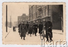 Listopad 1941 - sierpień 1943, Zawiercie, Górny Śląsk, Polska.
Żydowskie getto. Grupa Żydów z rowerami i teczkami w asyście funkcjonariuszy Schutzpolizei.
Fot. NN, zbiory Ośrodka KARTA, przekazał Simcha Nornberg