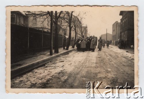 Listopad 1941 - sierpień 1943, Zawiercie, Górny Śląsk, Polska.
Żydowskie getto. Grupa Żydów w otoczeniu funkcjonariuszy Schutzpolizei. W tle ciężarówka.
Fot. NN, zbiory Ośrodka KARTA, przekazał Simcha Nornberg