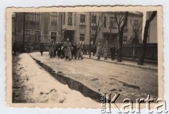 Listopad 1941 - sierpień 1943, Zawiercie, Górny Śląsk, Polska.
Żydowskie getto. Kolumna Żydów prowadzona przez funkcjonariuszy Schutzpolizei.
Fot. NN, zbiory Ośrodka KARTA, przekazał Simcha Nornberg