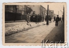 Listopad 1941 - sierpień 1943, Zawiercie, Górny Śląsk, Polska.
Żydowskie getto. Formująca się kolumna Żydów pod nadzorem funkcjonariuszy Schutzpolizei.
Fot. NN, zbiory Ośrodka KARTA, przekazał Simcha Nornberg