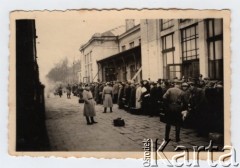 Listopad 1941 - sierpień 1943, Zawiercie, Górny Śląsk, Polska.
Żydowskie getto. Żydzi z walizkami zgrupowani przed budynkiem dworca PKP, pilnowani przez policjantów z Schutzpolizei.
Fot. NN, zbiory Ośrodka KARTA, przekazał Simcha Nornberg