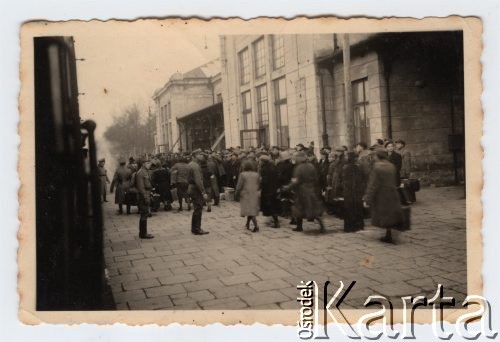 Listopad 1941 - sierpień 1943, Zawiercie, Górny Śląsk, Polska.
Żydowskie getto. Grupa Żydów wsiadających do pociągu nadzorowanych przez funkcjonariuszy Schutzpolizei.
Fot. NN, zbiory Ośrodka KARTA, przekazał Simcha Nornberg