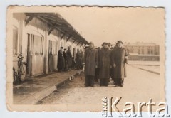 Listopad 1941- sierpień 1943, Zawiercie, Górny Śląsk, Polska.
Żydowskie getto. Żydzi sformowani w kolumnę. Na dalszym planie oficerowie Schutzpolizei.
Fot. NN, zbiory Ośrodka KARTA, przekazał Simcha Nornberg