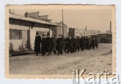 Listopad 1941 - sierpień 1943, Zawiercie, Górny Śląsk, Polska.
Żydowskie getto. Kolumna Żydów idących ulicą.
Fot. NN, zbiory Ośrodka KARTA, przekazał Simcha Nornberg