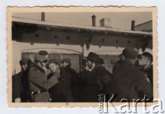 Listopad 1941 - sierpień 1943, Zawiercie, Górny Śląsk, Polska.
Żydowskie getto. Golenie bród Żydom przez funkcjonariuszy Schutzpolizei.
Fot. NN, zbiory Ośrodka KARTA, przekazał Simcha Nornberg