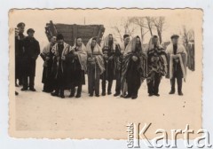 Listopad 1941 - sierpień 1943, Zawiercie, Górny Śląsk, Polska.
Żydowskie getto. Żydzi w tałesach i z książkami do modlitwy w rękach. Obok funkcjonariusz Schutzpolizei.
Fot. NN, zbiory Ośrodka KARTA, przekazał Simcha Nornberg