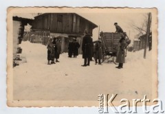 Listopad 1941 - sierpień 1943, Zawiercie, Górny Śląsk, Polska.
Żydowskie getto. Żydzi słuchający policjanta z Schupo. Na dalszym planie wóz i zabudowania mieszkalne.
Fot. NN, zbiory Ośrodka KARTA, przekazał Simcha Nornberg