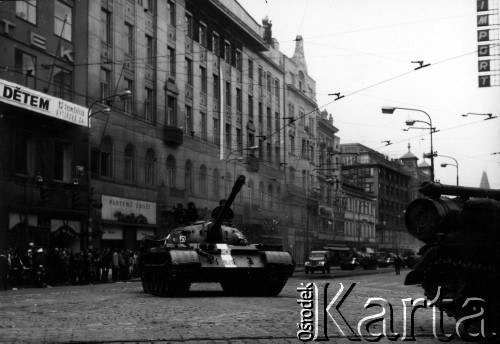 21.08.1968 Praga, Czechosłowacja.
Ulice miasta w dniach inwazji wojsk Układu Warszawskiego 21-28 sierpnia 1968, czołgi na ulicy.
Fot. NN, zbiory Ośrodka KARTA, udostępniła Jadwiga Kujawska-Tenner
