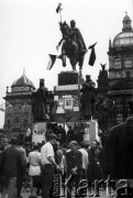 21.08.1968 Praga, Czechosłowacja.
Ulice miasta w dniach inwazji wojsk Układu Warszawskiego 21-28 sierpnia 1968, wiec pod pomnikiem św. Wacława.
Fot. NN, zbiory Ośrodka KARTA, udostępniła Jadwiga Kujawska-Tenner
21.08.1968 Praga, Czechosłowacja