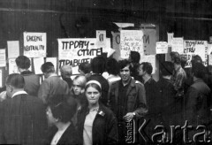 21.08.1968, Praga, Czechosłowacja.
Ulice miasta w dniach inwazji wojsk Układu Warszawskiego 21-28 sierpnia 1968, grupa ludzi przy ścianie oklejonej plakatami.
Fot. NN, zbiory Ośrodka KARTA, udostępniła Jadwiga Kujawska-Tenner
21.08.1968, Praga, Czechosłowacja.