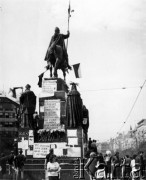 21.08.1968 Praga, Czechosłowacja.
Ulice miasta w dniach inwazji wojsk Układu Warszawskiego 21-28 sierpnia 1968, ludzie zebrani przy oplakatowanym pomniku św. Wacława.
Fot. NN, zbiory Ośrodka KARTA, udostępniła Jadwiga Kujawska-Tenner
21.08.1968 Praga, Czechosłowacja